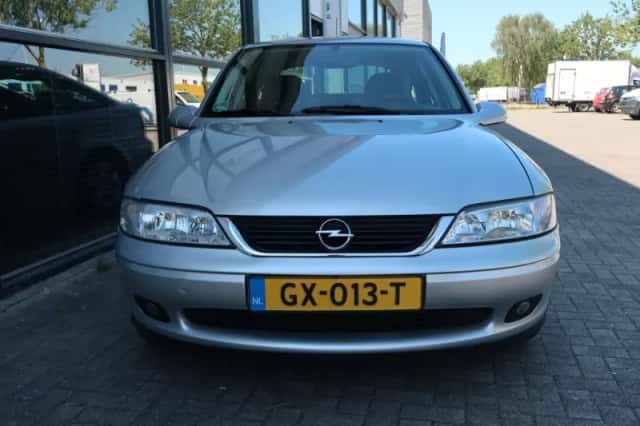 Opel Vectra (1999) thumbnail 2