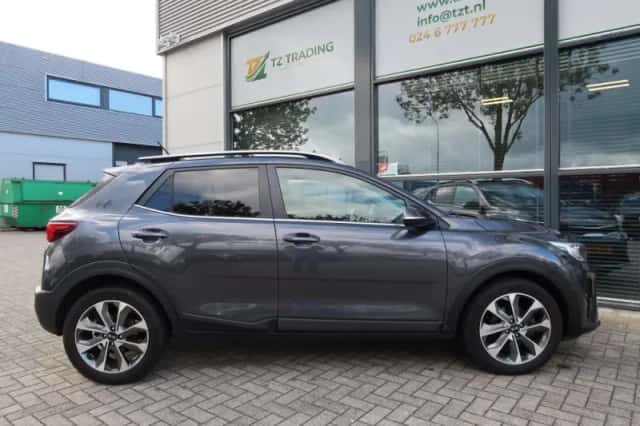 Kia Stonic (2017) thumbnail 5