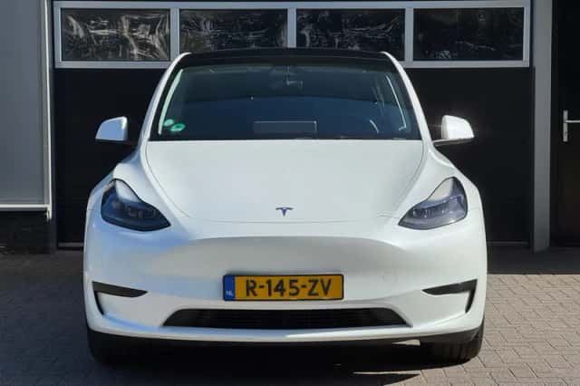 Tesla Model Y (2022) thumbnail 2