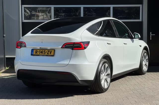 Tesla Model Y (2022) thumbnail 4