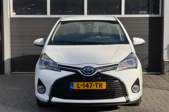 Toyota Yaris (2016) thumbnail 2