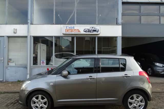 Suzuki Swift (2009) thumbnail 2