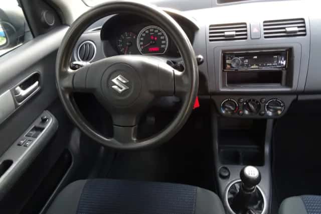 Suzuki Swift (2009) thumbnail 5