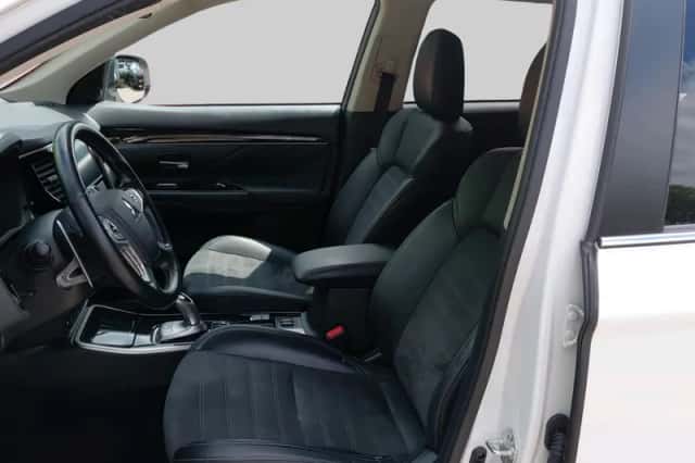 Mitsubishi Outlander (2019) thumbnail 5
