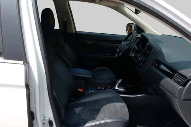 Mitsubishi Outlander (2019) thumbnail 6