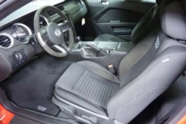 Ford Mustang (2012) thumbnail 2