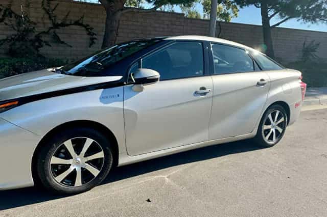 Toyota Mirai (2017) thumbnail 2