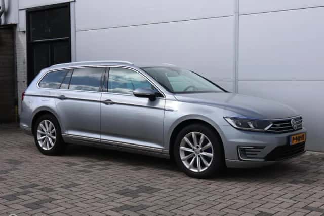 Volkswagen Passat (2018) thumbnail 2