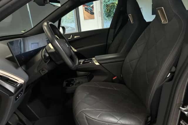 BMW iX (2022) thumbnail 4