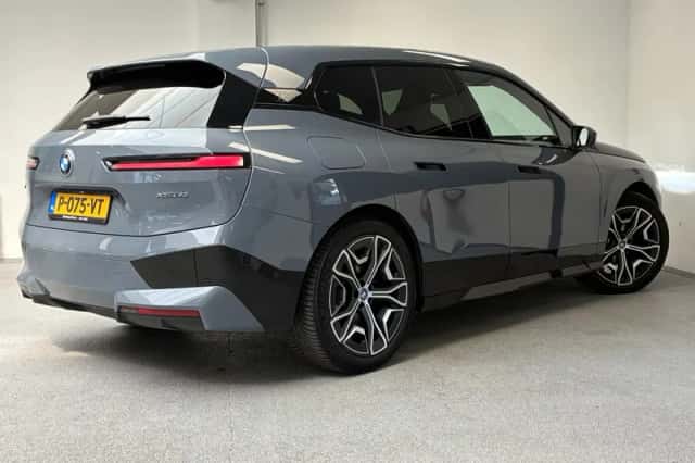 BMW iX (2022) thumbnail 2