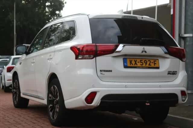 Mitsubishi Outlander (2015) thumbnail 3