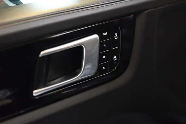 Porsche Cayenne (2019) thumbnail 5