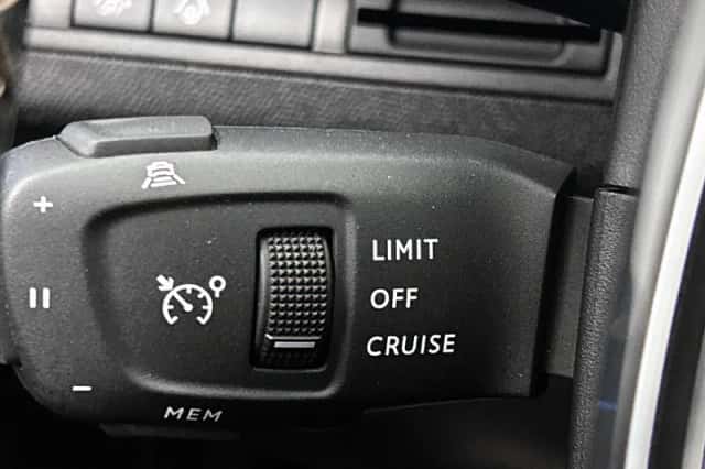 Peugeot 3008 (2024) thumbnail 6
