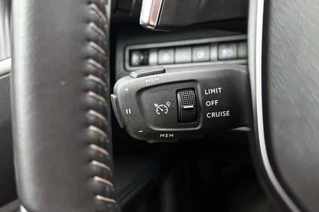 Peugeot 3008 (2023) thumbnail 6