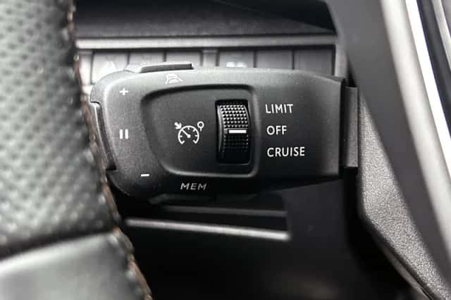 Peugeot 3008 (2022) thumbnail 5
