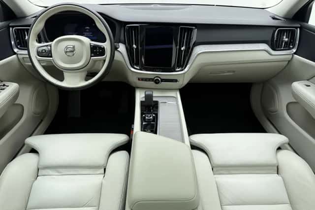 Volvo V60 (2022) thumbnail 2