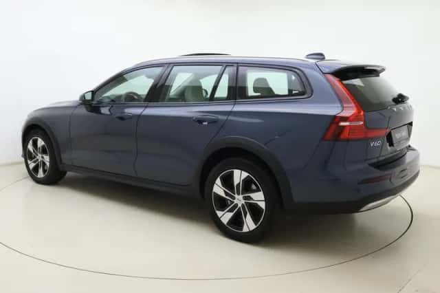 Volvo V60 (2022) thumbnail 3