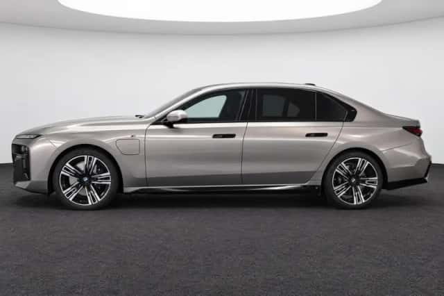 BMW 7-Serie (2023) thumbnail 2