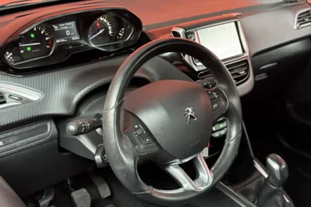 Peugeot 208 (2017) thumbnail 2