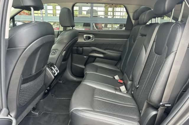 Kia Sorento (2023) thumbnail 4