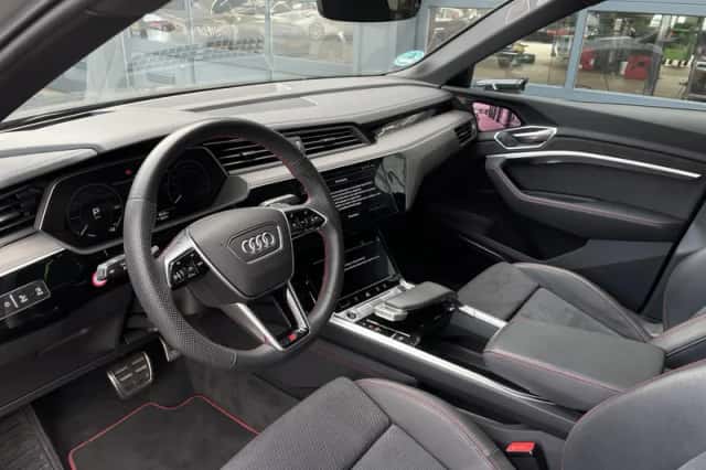 Audi Q8 e-tron (2023) thumbnail 3