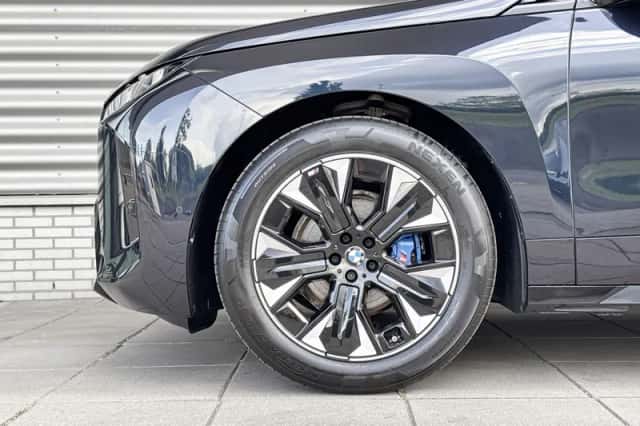BMW iX (2025) thumbnail 3