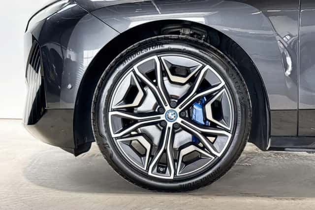 BMW iX (2022) thumbnail 5