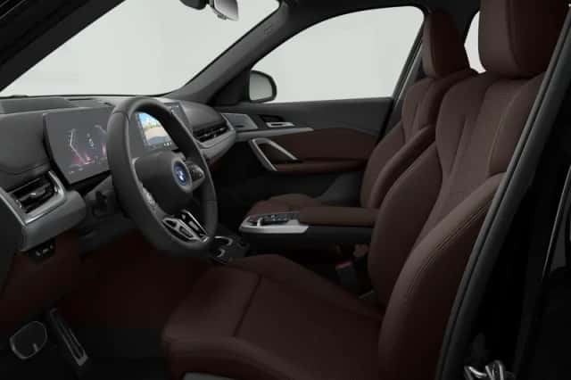 BMW iX1 (2025) thumbnail 2