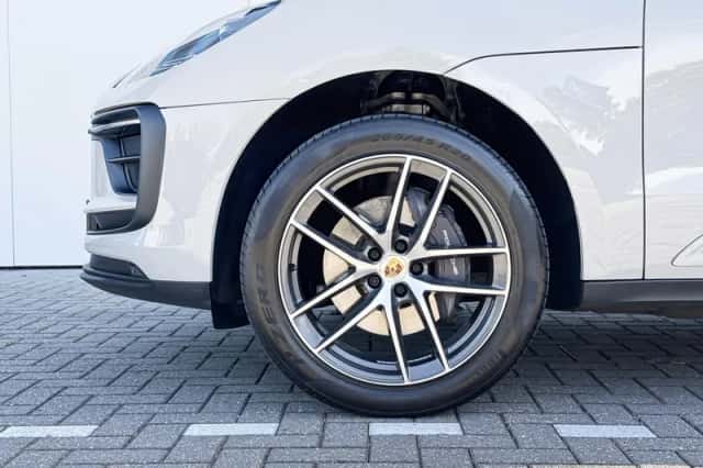Porsche Macan (2023) thumbnail 3