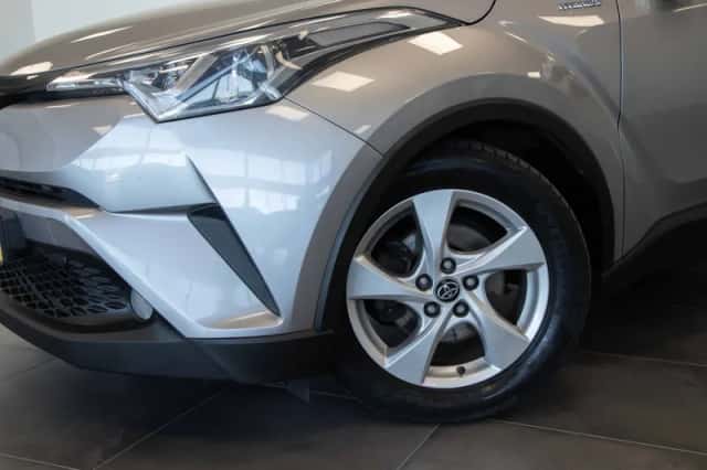 Toyota C-HR (2018) thumbnail 2