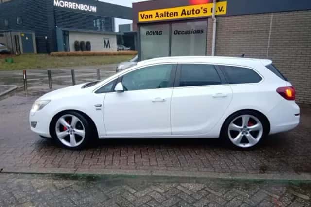 Opel Astra (2011) thumbnail 1