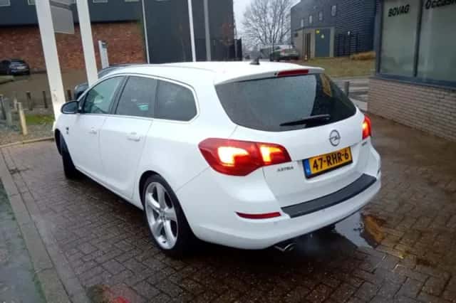 Opel Astra (2011) thumbnail 2