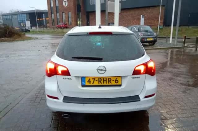 Opel Astra (2011) thumbnail 3