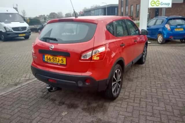 Nissan Qashqai (2011) thumbnail 4