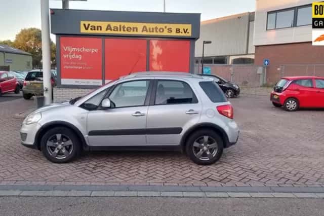 Suzuki SX4 (2011) thumbnail 1