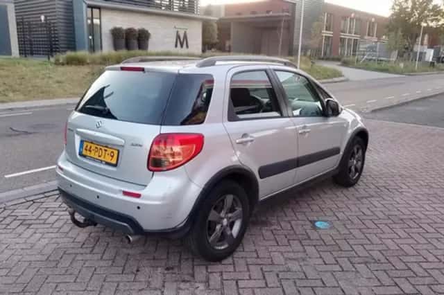 Suzuki SX4 (2011) thumbnail 4