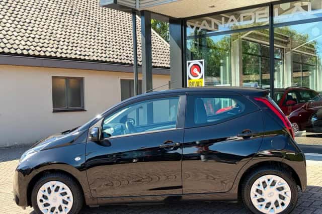 Toyota Aygo (2021) thumbnail 2
