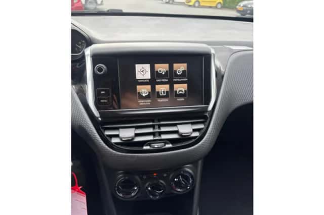 Peugeot 2008 (2016) thumbnail 2