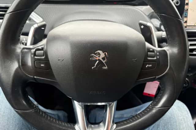 Peugeot 2008 (2016) thumbnail 3