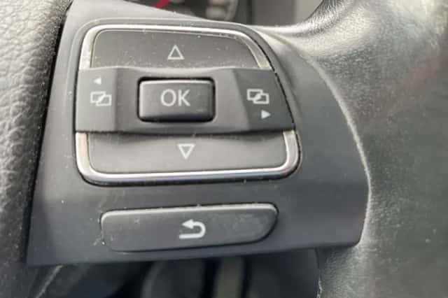 Volkswagen Touran (2011) thumbnail 6