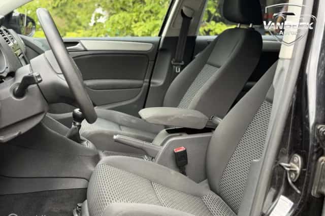 Volkswagen Golf (2010) thumbnail 2