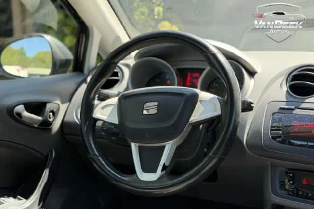 SEAT Ibiza (2010) thumbnail 3