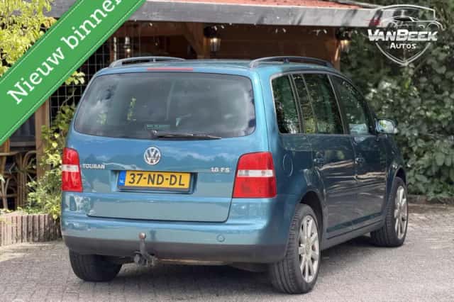 Volkswagen Touran (2003) thumbnail 2