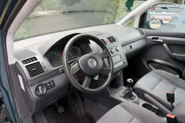 Volkswagen Touran (2003) thumbnail 3