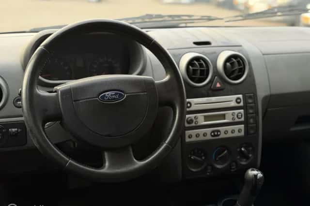 Ford Fusion (2004) thumbnail 4