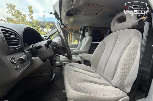 Chrysler Voyager (2006) thumbnail 3