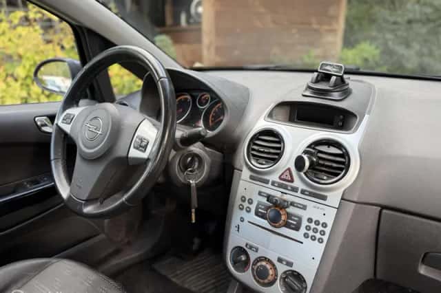 Opel Corsa (2011) thumbnail 4