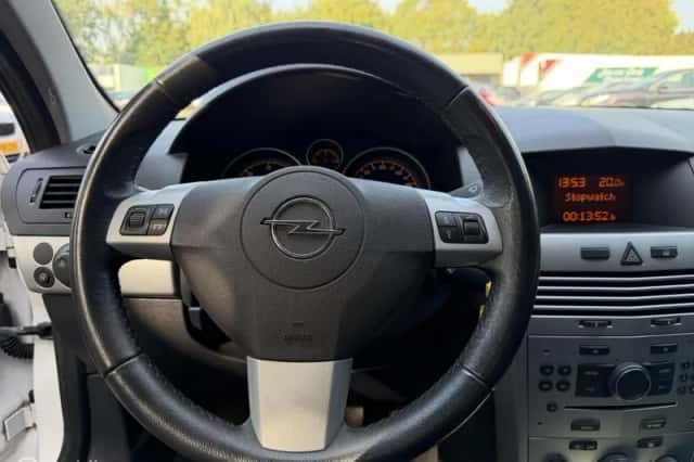 Opel Astra (2009) thumbnail 4