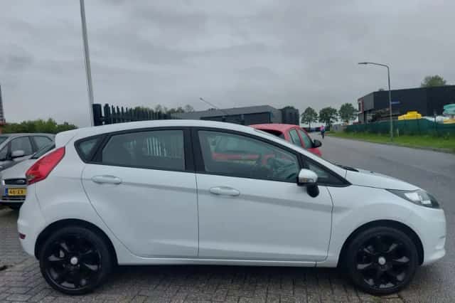 Ford Fiesta (2011) thumbnail 4
