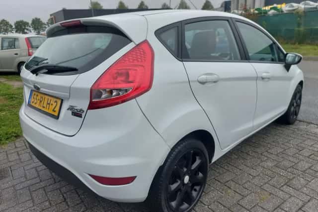 Ford Fiesta (2011) thumbnail 6